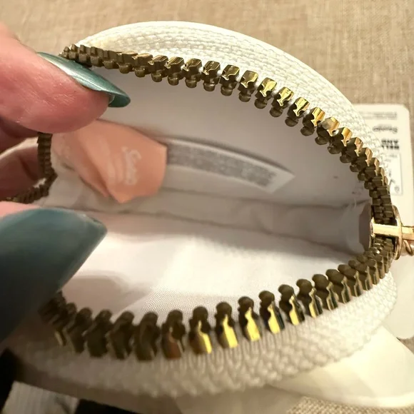 Hello Kitty White Coin Purse with Red Bow - Picture 4 of 4